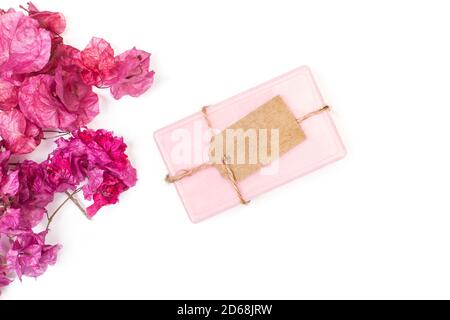 Ein rosa Seifenstück mit Bougainvillea Blumen auf einem weißen Hintergrund in einer Draufsicht Stockfoto