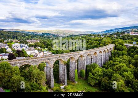 Die berühmte Cefn Coed Viadukt Bogenbrücke in Südwales. Stockfoto