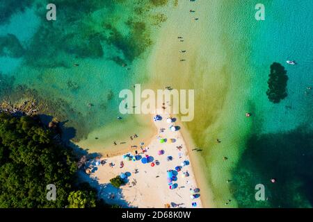 Der schöne Strand Bella Vraka, in Griechenland von oben. Stockfoto