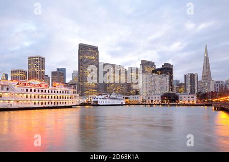 San Francisco, California, United States - Skyline der Gebäude in der Innenstadt von Embarcadero in Pier 7. Stockfoto