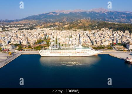 Ein riesiges Kreuzfahrtschiff im Hafen von Patras in Griechenland. Stockfoto