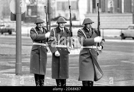 Wachwechsel an der Neuen Wache in Ost Berlin Stockfoto