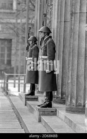 Soldaten der Nationalen Volksarmee auf der Wache In Ost-Berlin Stockfoto