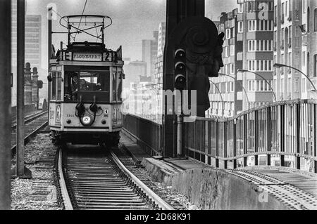 Eine historische Straßenbahn in West-Berlin, die den Nollendorfplatz verband (Flohmarkt) und Bülowstraße (türkischer Basar) Stockfoto