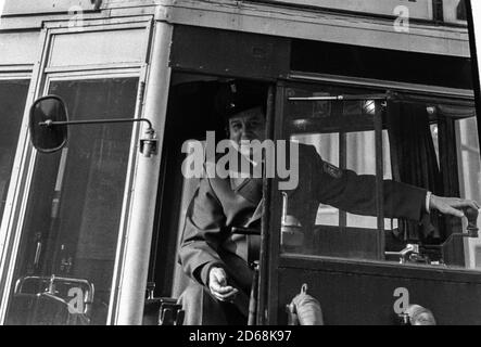 Eine historische Straßenbahn in West-Berlin, die den Nollendorfplatz verband (Flohmarkt) und Bülowstraße (türkischer Basar) Stockfoto