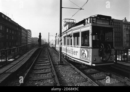 Eine historische Straßenbahn in West-Berlin, die den Nollendorfplatz verband (Flohmarkt) und Bülowstraße (türkischer Basar) Stockfoto