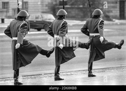 Wachwechsel an der Neuen Wache in Ost Berlin Stockfoto