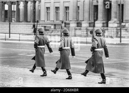 Wachwechsel an der Neuen Wache in Ost Berlin Stockfoto