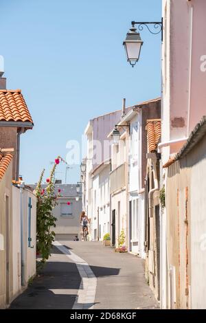 Saint-Gilles-Croix-de-Vie (Mittelwest-Frankreich): Häuser in den engen Gassen des Stadtzentrums, an der Küste des Départements Vendee Stockfoto