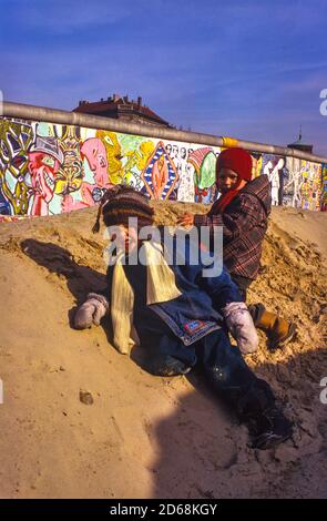 Kinder spielen in den 1980er Jahren in der Nähe der Berliner Mauer Stockfoto