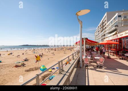 Saint-Gilles-Croix-de-Vie (Mittelwestfrankreich): Urlauber am Ufer und am Hauptstrand, an der Küste des Départements Vendee Stockfoto