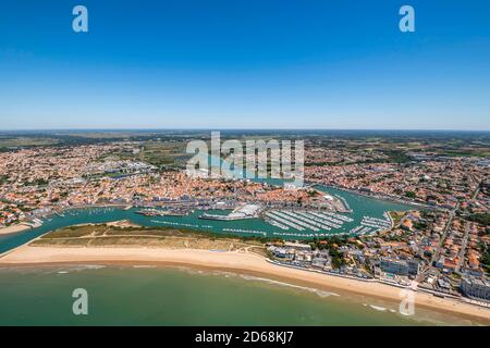 Saint-Gilles-Croix-de-Vie (Zentral-West-Frankreich): Luftaufnahme der Stadt und der Uferpromenade entlang des Hauptstrandes, an der Küste des Vendee Abfahrt Stockfoto