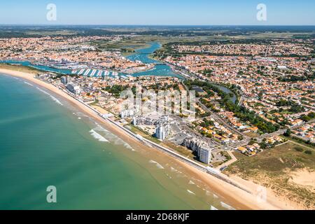 Saint-Gilles-Croix-de-Vie (Zentral-West-Frankreich): Luftaufnahme der Stadt und der Uferpromenade entlang des Hauptstrandes, an der Küste des Vendee Abfahrt Stockfoto