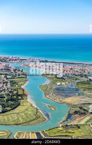 Saint-Gilles-Croix-de-Vie (Mittelwestfrankreich): Luftaufnahme der Stadt von den Salzwiesen, an der Küste des Départements Vendee Stockfoto