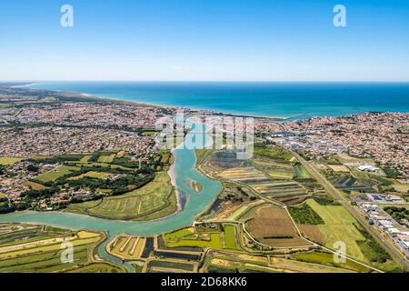 Saint-Gilles-Croix-de-Vie (Mittelwestfrankreich): Luftaufnahme der Stadt von den Salzwiesen, an der Küste des Départements Vendee Stockfoto