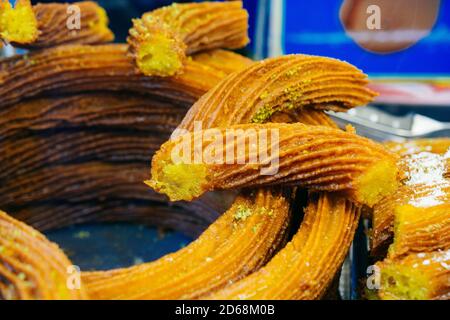 Traditionelle köstliche türkische Nachspeisen; Ring Dessert, halka Tatli Stockfoto
