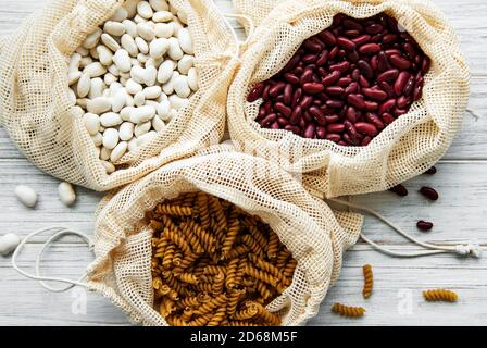 Zero Waste Konzept. Öko Beutel mit Bohnen und Pasta. Umweltfreundliches Einkaufs- und Kochkonzept, Flat Lay Stockfoto