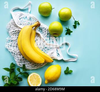 Saftig reife Zitrusfrüchte und Bananen in einem umweltfreundlichen Einkaufen Tasche Stockfoto