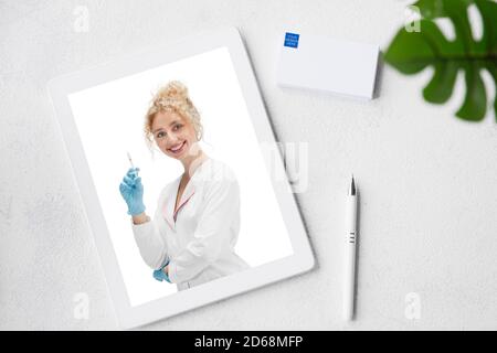 Kosmetologe mit Nadel. Tablet mit Online, Web-Promotion von Spa-Salon, Kosmetik, Schönheit und Self-Care. Copyspace für Werbung. Draufsicht auf den Arbeitsplatz. Geräte und Gadgets, Technologiekonzept. Stockfoto
