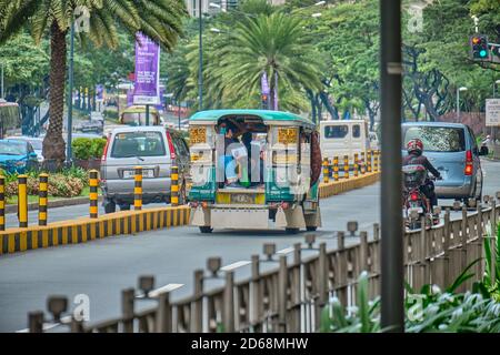 Manila, Philippinen - 02. Feb 2020: Straßen von Makati Stadt während des Tages. Stockfoto