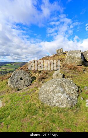 Millstone below Curbar Edge near Calver, Derbyshire, Peak District National Park, England, Großbritannien. Stockfoto