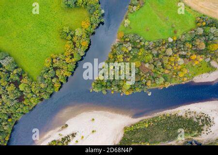 Herbstansicht des Zusammenflusses von Tay und Tummel bei Ballinluig. Der Fluss Tay (oben) und der Fluss Tummel sind zwei der wichtigsten Lachsflüsse von ScotlandÕs. Stockfoto