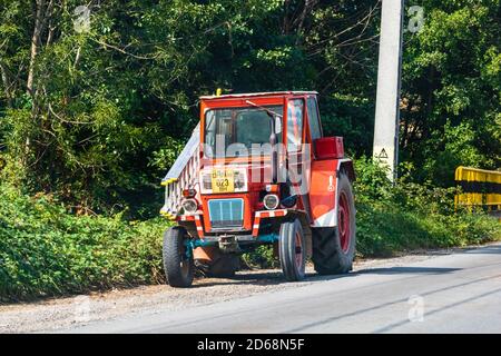 Roter landwirtschaftlicher Traktor auf der Straße in Bihor, Rumänien, 2020 Stockfoto