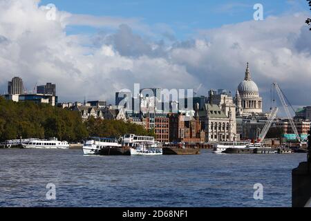 Southbank, London, Großbritannien. 15 Oktober 2020. UK Wetter: Ein Blick auf St. Paul's Cathedral von Southbank aus gesehen an einem kühlen, aber sonnigen Tag. Foto: Paul Lawrenson-PAL Media/Alamy Live News Stockfoto