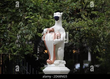 Eine Gesichtsmaske auf einer Statue vor dem St Ermin's Hotel in London, nachdem Premierminister Boris Johnson ein neues dreistufiges Alarmniveau für England nach steigenden Coronavirus-Fällen und Krankenhauseinweisungen festgelegt hatte. Stockfoto