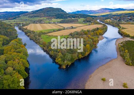Herbstansicht des Zusammenflusses von Tay und Tummel bei Ballinluig. Der Fluss Tay (oben) und der Fluss Tummel sind zwei der wichtigsten Lachsflüsse von ScotlandÕs. Stockfoto