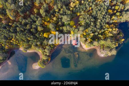 Luftaufnahme von Loch Vaa und rotem Bootshaus im Cairngorms National Park in der Nähe von Aviemore, Scottish Highlands, Schottland, Großbritannien Stockfoto