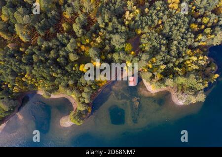 Luftaufnahme von Loch Vaa und rotem Bootshaus im Cairngorms National Park in der Nähe von Aviemore, Scottish Highlands, Schottland, Großbritannien Stockfoto