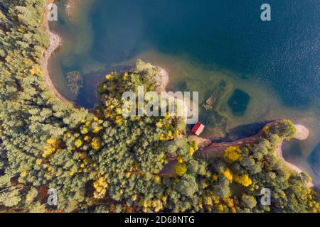 Luftaufnahme von Loch Vaa und rotem Bootshaus im Cairngorms National Park in der Nähe von Aviemore, Scottish Highlands, Schottland, Großbritannien Stockfoto