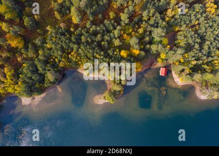 Luftaufnahme von Loch Vaa und rotem Bootshaus im Cairngorms National Park in der Nähe von Aviemore, Scottish Highlands, Schottland, Großbritannien Stockfoto