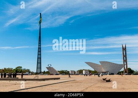 Nationalmast von Brasília und Pantheon des Vaterlandes und der Freiheit - Memorial Tancredo Neves, Distrito Federal, Brasilien am 14. August 2008. Flagge von B Stockfoto