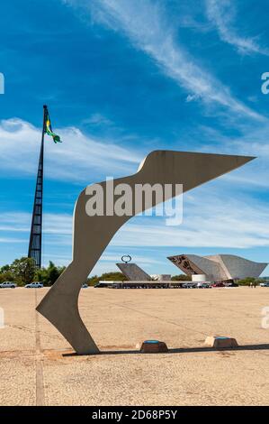 Nationalmast von Brasília und Pantheon des Vaterlandes und der Freiheit - Memorial Tancredo Neves, Distrito Federal, Brasilien am 14. August 2008. Flagge von B Stockfoto