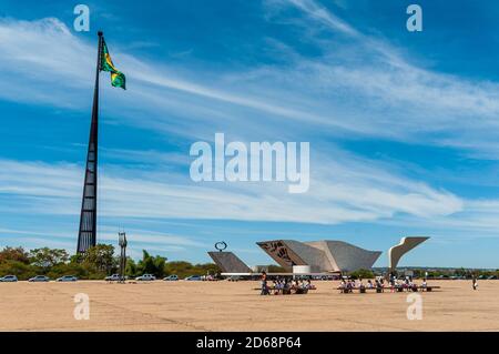 Nationalmast von Brasília und Pantheon des Vaterlandes und der Freiheit - Memorial Tancredo Neves, Distrito Federal, Brasilien am 14. August 2008. Flagge von B Stockfoto