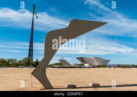 Nationalmast von Brasília und Pantheon des Vaterlandes und der Freiheit - Memorial Tancredo Neves, Distrito Federal, Brasilien am 14. August 2008. Flagge von B Stockfoto