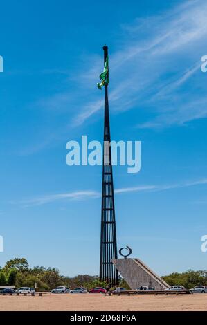 Nationalmast von Brasília und Pantheon des Vaterlandes und der Freiheit - Memorial Tancredo Neves, Distrito Federal, Brasilien am 14. August 2008. Flagge von B Stockfoto