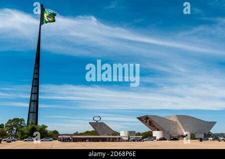 Nationalmast von Brasília und Pantheon des Vaterlandes und der Freiheit - Memorial Tancredo Neves, Distrito Federal, Brasilien am 14. August 2008. Flagge von B Stockfoto