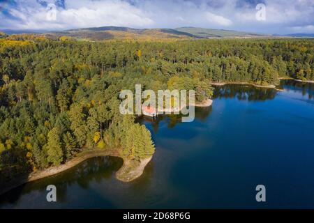 Luftaufnahme von Loch Vaa und rotem Bootshaus im Cairngorms National Park in der Nähe von Aviemore, Scottish Highlands, Schottland, Großbritannien Stockfoto