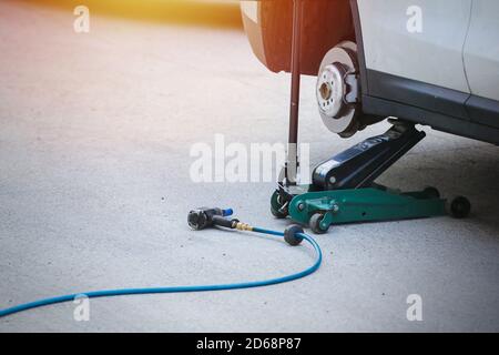 Scheibenbremse am Auto, neuer Winterreifen-Austausch. Reparatur der Fahrzeugbremse. Stockfoto