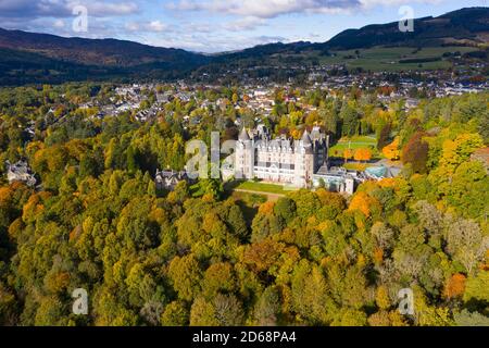 Luftaufnahme im Herbst des Atholl Palace Museum und der Stadt Pitlochry in Perthshire, Schottland, Großbritannien Stockfoto