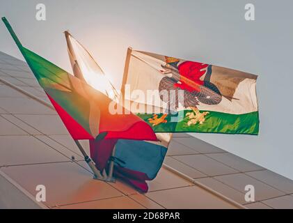 Winkende Flaggen der Stadt Kasan, der Republik Tatarstan und der Russischen Föderation. Sonnenlicht. Stockfoto