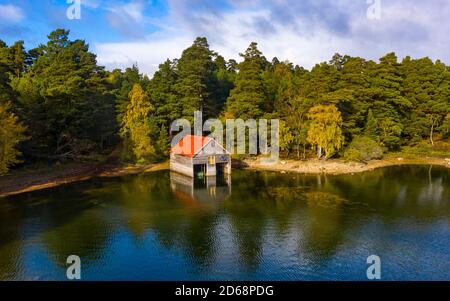 Luftaufnahme von Loch Vaa und rotem Bootshaus im Cairngorms National Park in der Nähe von Aviemore, Scottish Highlands, Schottland, Großbritannien Stockfoto