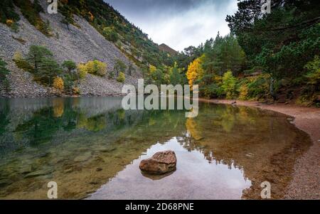 Herbstansicht an Lochan Uaine, besser bekannt als die Green Loch aufgrund der auffallenden grünen Farbe von es ist Wasser im Cairngorms National Park Schottland Stockfoto