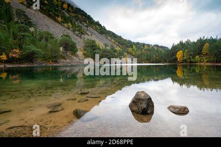 Herbstansicht an Lochan Uaine, besser bekannt als die Green Loch aufgrund der auffallenden grünen Farbe von es ist Wasser im Cairngorms National Park Schottland Stockfoto
