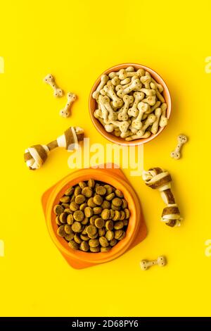 Set von Hundefutter und Spielzeug. Tierfutter Hintergrund, Draufsicht Stockfoto