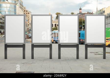 Werbung Plakatwand steht Mock up auf der Straße. Stockfoto