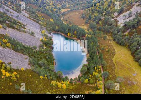 Herbstansicht eines Lochan Uaine (Green Loch) aufgrund der auffallenden grünen Farbe des Wassers im Cairngorms National Park, Schottland, Großbritannien Stockfoto